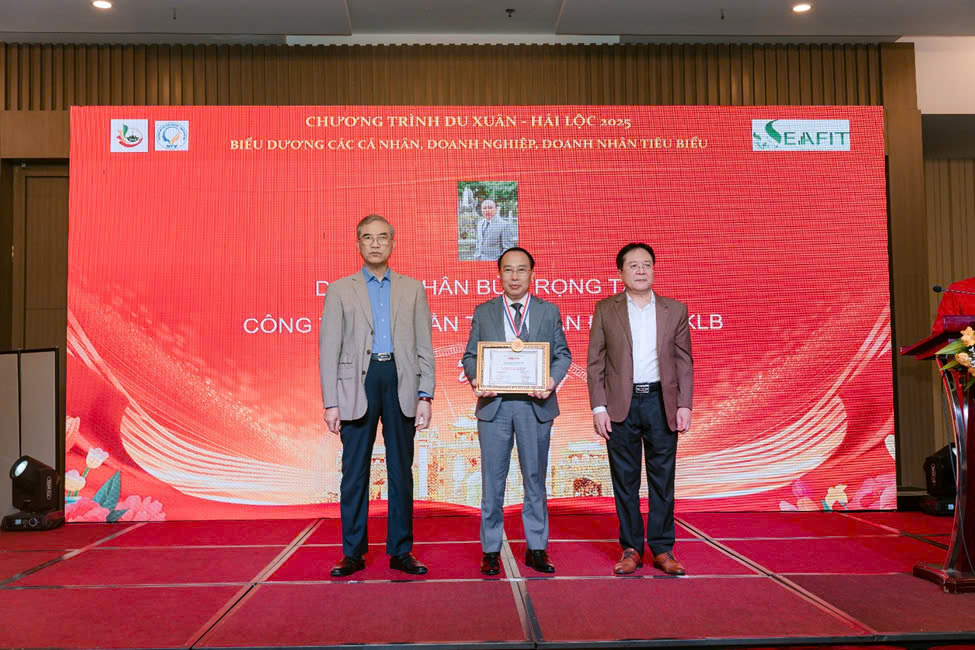 TÔN VINH ‘NHÀ LÃNH ĐẠO CÓ NHIỀU ĐÓNG GÓP TRONG CÔNG TÁC AN SINH XÃ HỘI’’- SỰ KẾT TINH CỦA TRÍ TUỆ VÀ LÒNG NHÂN ÁI