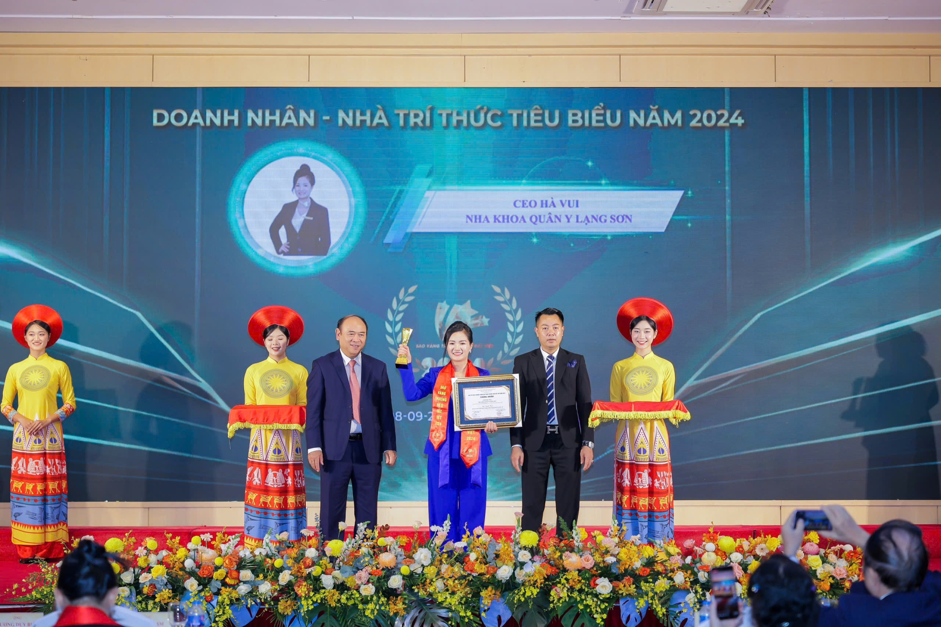 Nữ doanh nhân Hà Vui – CEO Nha Khoa Quân Y – Thành Công Từ Hai Bàn Tay Trắng